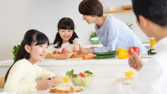 家族での食卓風景