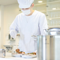 盛り付けをする社員